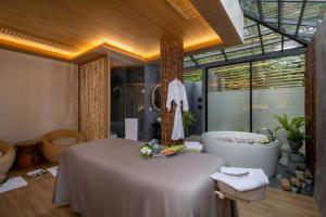 Das Bad ist mit einer Badewanne und einer Badewanne ausgestattet. in der Unterkunft Sinae Phuket - SHA Extra Plus in Phuket