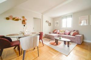 - un salon avec un canapé et une table dans l'établissement Appartement Haussmannien 16ème arrondissement, à Paris