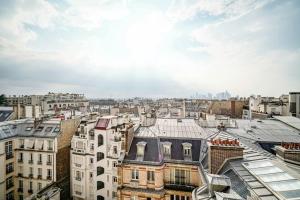 - une vue sur les toits de la ville et les bâtiments dans l'établissement Appartement Haussmannien 16ème arrondissement, à Paris