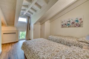 een slaapkamer met 2 bedden en een raam bij Casa Angelina in Crone
