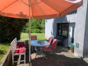 ザンクト・ヴェンデルにあるFerienhaus im Ostertalの庭の傘下のテーブルと椅子