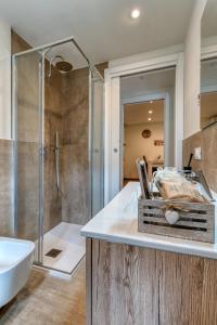 een badkamer met een bad, een wastafel en een douche bij Casa Angelina in Crone