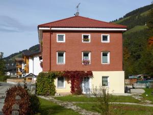 um grande edifício de tijolos com telhado vermelho em Villa Vidal em Villabassa