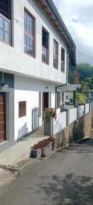 um edifício branco com janelas e uma rua em Kaya Residence Kandy em Kandy