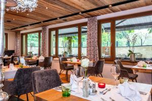 Hotel Schiederhof في غروسارل: مطعم بطاولات وكراسي ونوافذ كبيرة