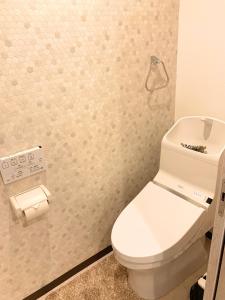 a bathroom with a white toilet in a room at ＊大阪＊一棟貸切、駅から徒歩3分、複数駅利用可、電車で梅田まで5分、地下鉄でなんばまで9分 in Osaka