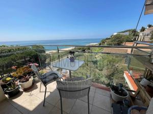 a balcony with a table and chairs and the ocean at BV-ST-010-Apartamento Can Villa in San Pol de Mar