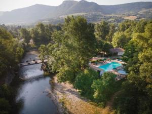 - une vue aérienne sur une rivière avec une piscine dans l'établissement Huttopia Millau, à Millau