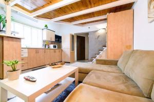 a living room with a couch and a table at דירה רומנטית במיקום מושלם ליד הים והשוק in Tel Aviv