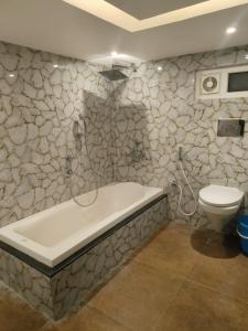 Koupelna v ubytování SHELDON RESORT & SPA