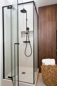 y baño con ducha y mampara de cristal. en Villa L'Anse - 1er étage en Étretat