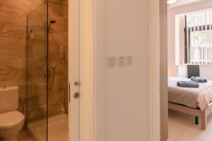 un letto e un bagno con doccia e servizi igienici. di Modern Comfort - 2BR Apartment center of St Julians & Paceville a Paceville
