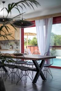 SunDaLucky في أفانتو: غرفة طعام مع طاولة وكراسي ومسبح