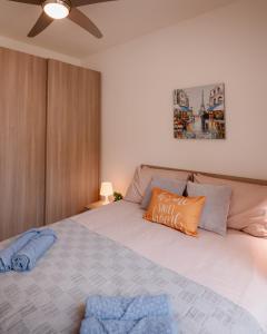 1 dormitorio con 1 cama grande con almohada naranja en Modern Comfort - 2BR Apartment center of St Julians & Paceville en Paceville