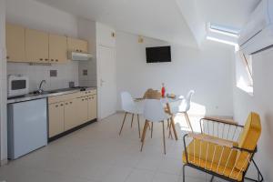Een keuken of kitchenette bij Hôtel & Résidence San Roccu
