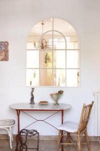 mesa y sillas en una habitación con ventana en Maison d'artistes - Pavillon Southway en Marsella