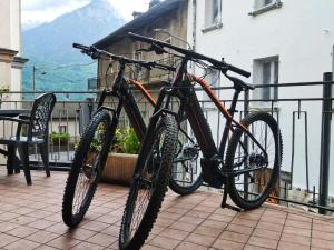 a bike chained to a fence on a balcony at B&B Perbaccobar in Ono San Pietro