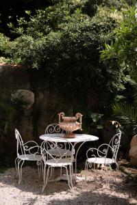 una mesa y sillas con un jarrón encima en Maison d'artistes - Pavillon Southway en Marsella