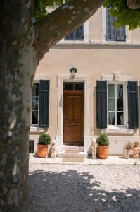 Casa con puertas y ventanas de madera en Maison d'artistes - Pavillon Southway en Marsella