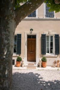 a house with a wooden door and windows at Maison d'artistes - Pavillon Southway in Marseille +17 photos
