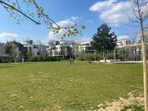 Un groupe de personnes dans un champ dans un parc dans l'établissement Appartement familial 3 chambres 15min PARIS metro, à Bois-Colombes