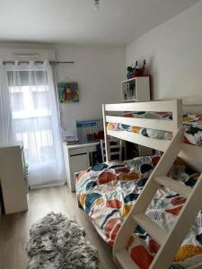 ein Schlafzimmer mit einem Etagenbett und ein Schlafzimmer mit einem Fenster in der Unterkunft Appartement familial 3 chambres 15min PARIS metro in Bois-Colombes