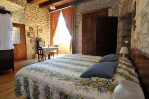 Ένα ή περισσότερα κρεβάτια σε δωμάτιο στο Chateau Barayre - beautiful 12th century castle with pool and large garden +35 φωτογραφίες