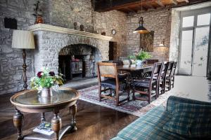 Χώρος καθιστικού στο Chateau Barayre - beautiful 12th century castle with pool and large garden