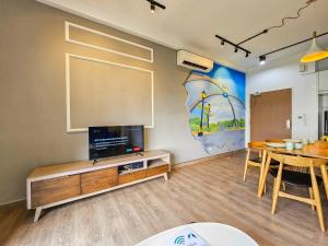 uma sala de estar com uma televisão e uma mesa em Meridin Medini Suite by Nest Home【LEGOLAND】 em Nusajaya