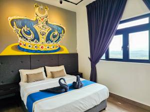 依斯干達公主城的住宿－Meridin Medini Suite by Nest Home【LEGOLAND】，卧室配有一张特大号床,墙上设有一顶冠
