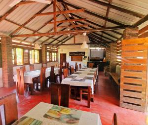 een eetkamer met tafels en stoelen in een restaurant bij ITALIAN GUEST in Trincomalee