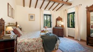 En eller flere senge i et værelse på VILLA PAESANTE 8, Emma VIllas + 38 billeder