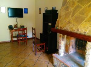 uma sala de estar com lareira e televisão em Hotel Santa Cruz em Huaraz