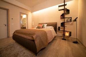 塔蘭托的住宿－San Nicolicchio - Luxury Guest House，一间卧室设有一张床和一个壁炉。