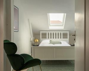 1 dormitorio con 1 cama con ventana y silla en FeWo Anna, en Weimar