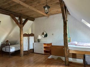 sypialnia z 2 łóżkami piętrowymi i biurkiem w obiekcie Domek przy plaży w Rewie