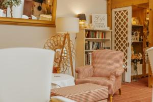 salon z 2 krzesłami i lampką w obiekcie Hotel Pfeifer w mieście Gaschurn