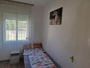 Posteľ alebo postele v izbe v ubytovaní reginavendeghaz
