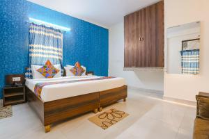 ニューデリーにあるVia Mirage - Nr IGI Airport New Delhiの青い壁のベッドルーム1室