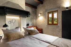 een slaapkamer met een groot bed en een raam bij Apartman Ela Vi in Kršan