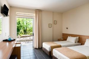 Postel nebo postele na pokoji v ubytování Gefiri Plakas Hotel, Tzoumerka
