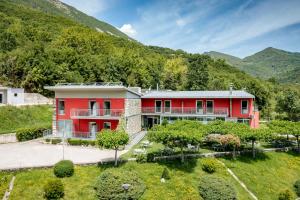 Nespecifikovaný výhled na hory nebo výhled na hory při pohledu z hotelu