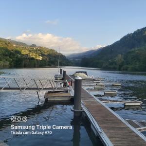 un molo su un lago con barche in acqua di Casa do Mateus a Santa Leocádia