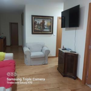 - un salon avec un canapé et une télévision dans l'établissement Casa do Mateus, 
