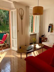 sala de estar con sofá rojo y mesa en La Casetta en Portovenere