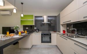 Η κουζίνα ή μικρή κουζίνα στο Hypatia Suites by "elite"