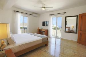 sypialnia z łóżkiem i dużym oknem w obiekcie Ocean Village Deluxe Resort & Spa w mieście Sosúa