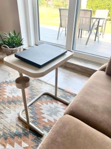 een laptop op een tafel in een woonkamer bij "Casa Diego"Ferienhaus mit Garten in Bielefeld