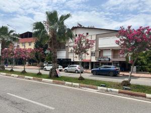 eine Straße mit Autos, die vor einem Gebäude geparkt sind in der Unterkunft Flat For Rent Near The Beach, Konyaaltı, Antalya in Antalya