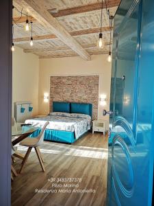 Schlafzimmer mit einem Bett und einer Glasdusche in der Unterkunft RESIDENZA MARIA ANTONIETTA - 50 METRI DAL MARE in Pizzo